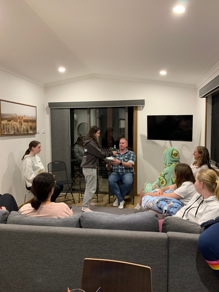 Événement familial avec des personnes qui échangent des cadeaux à l'intérieur