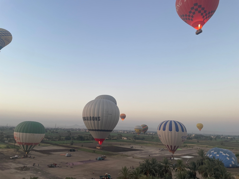 Montgolfières flottant dans le ciel au lever du soleil.
