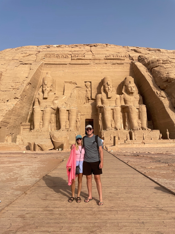 Couple posant devant les temples d'Abou Simbel.