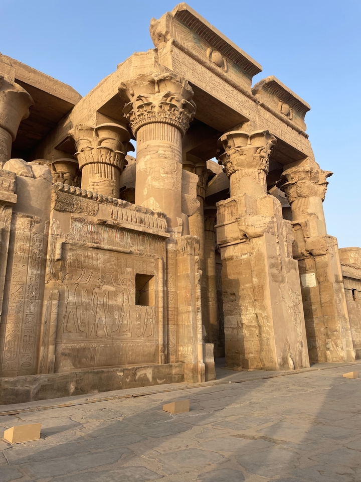 Colonnes antiques avec hiéroglyphes dans un temple.