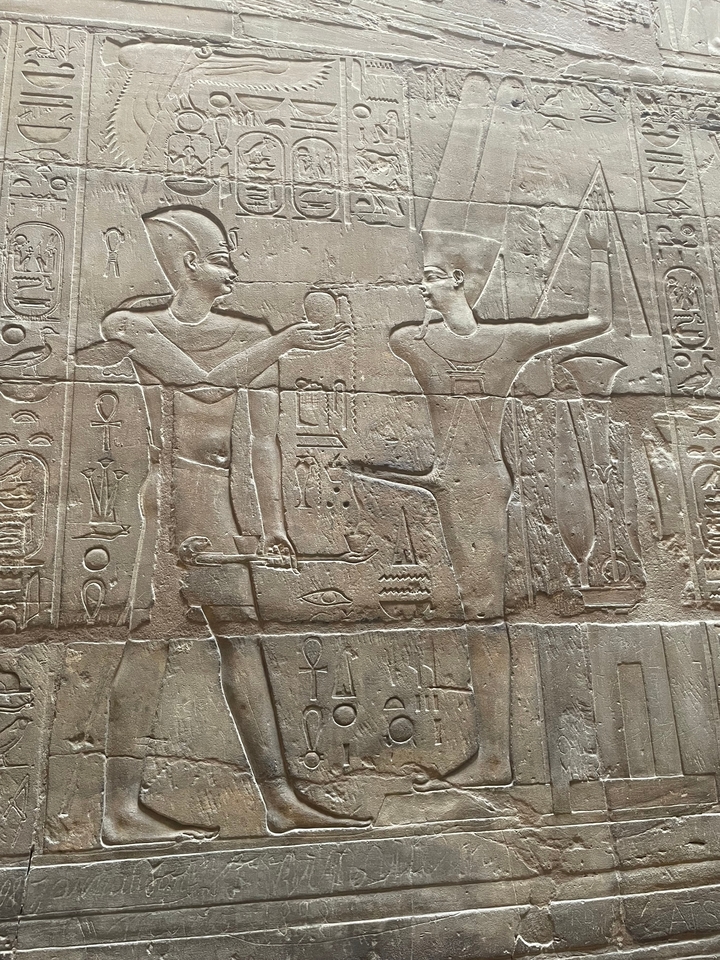 Sculptures murales de l'Égypte antique avec hiéroglyphes