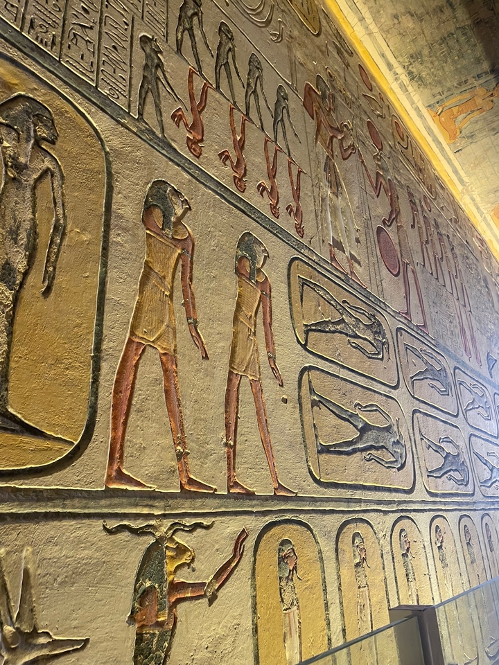 Sculptures murales colorées de figures égyptiennes