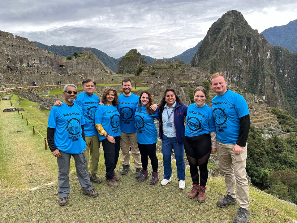Eine Gruppe von Menschen, die vor Machu Picchu posiert.