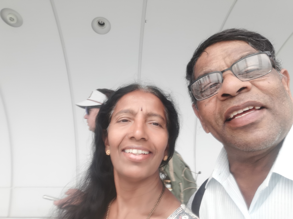 Selfie en gros plan d'un couple avec un arrière-plan flou.