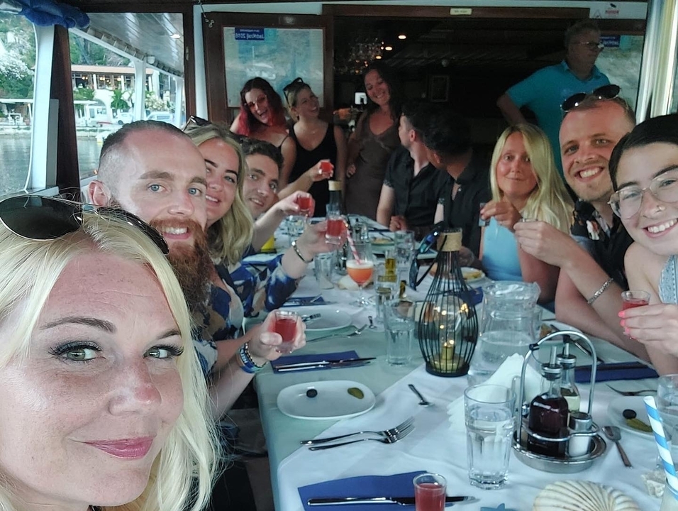 Groupe de personnes prenant un repas à l'intérieur.