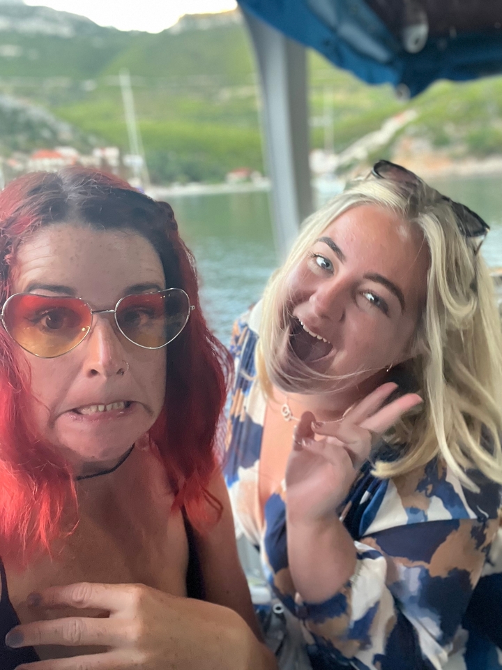 Deux femmes faisant des grimaces amusantes.