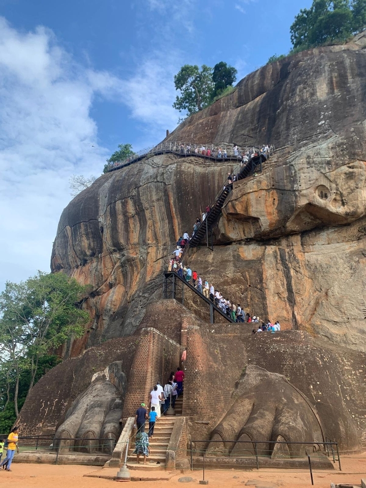 Une escalier escarpé sur une formation rocheuse massive