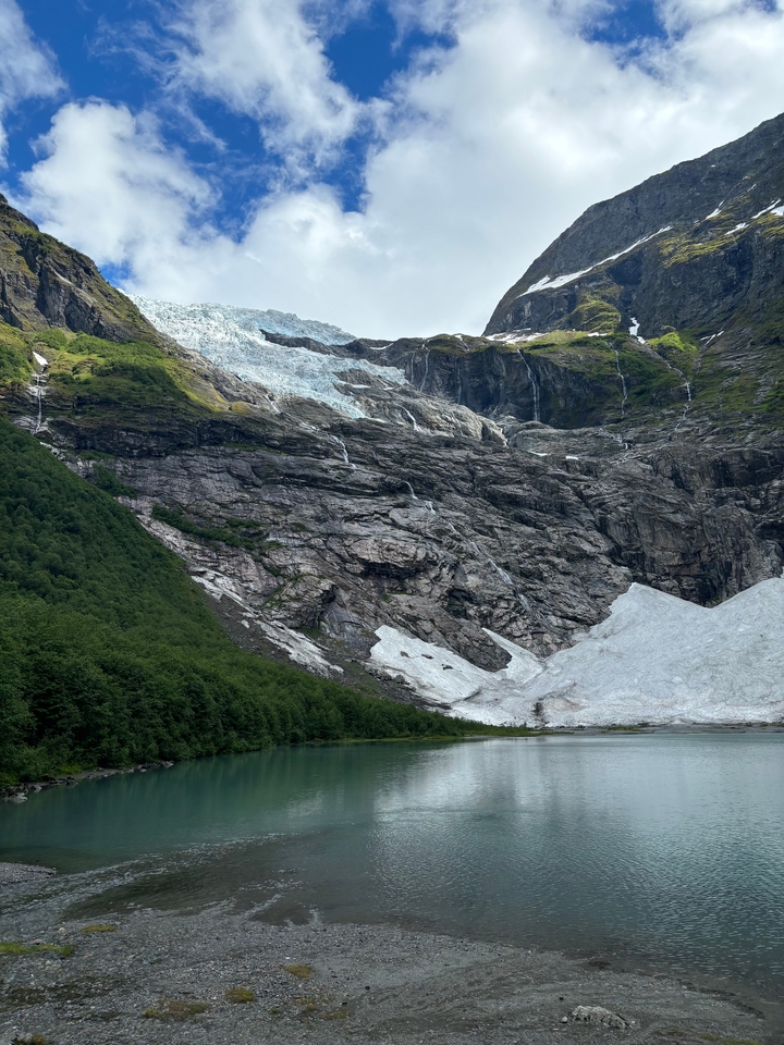 Paysage de montagne avec une cascade et de la neige.
