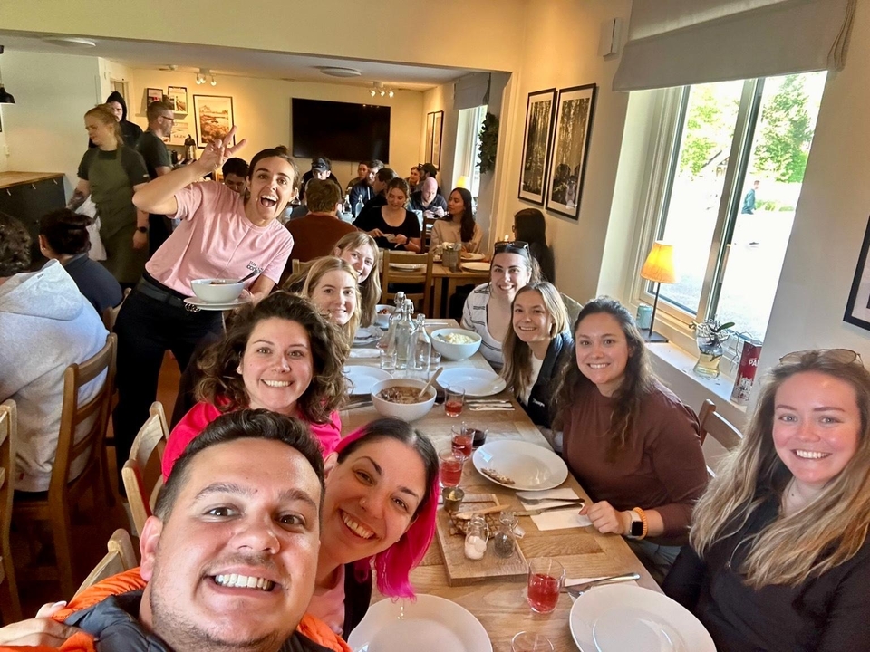 Repas de groupe dans un restaurant à l'ambiance festive.