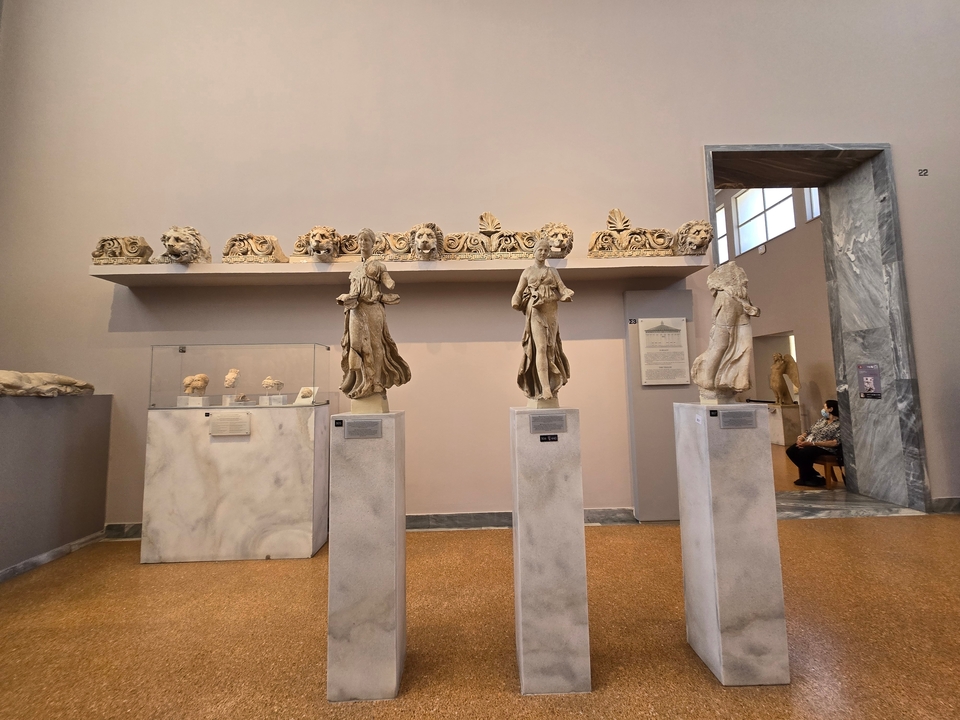 Exposition intérieure de sculptures classiques dans un musée.