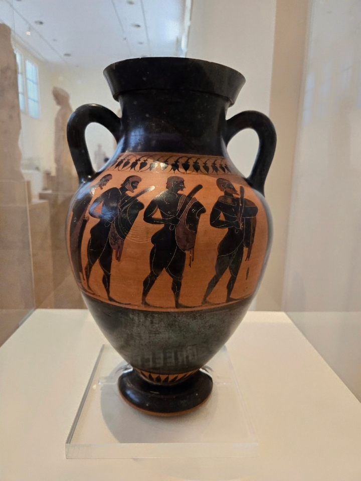 Poterie grecque antique à décoration à figures noires.