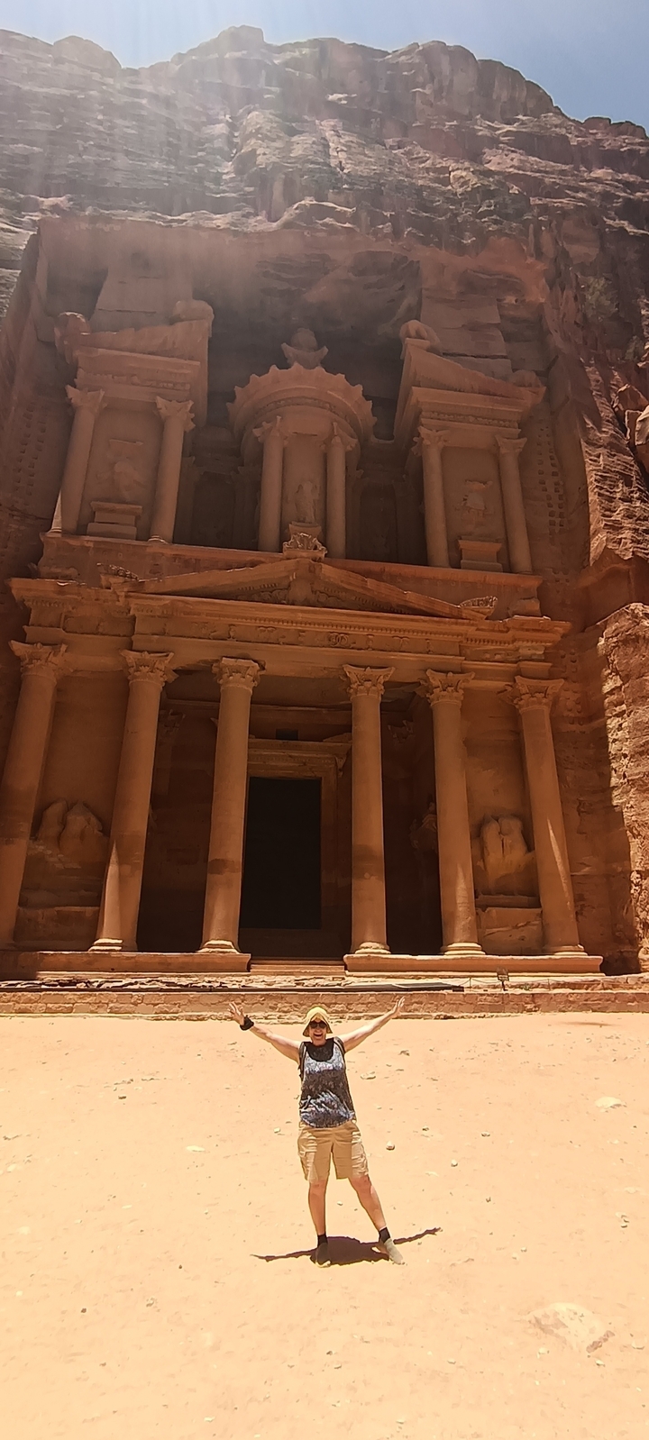 Ancien bâtiment de pierre avec des colonnes, probablement Pétra.