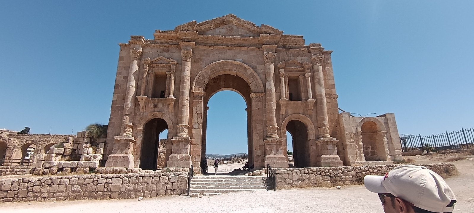 Entrée voûtée en pierre probablement issue de l'architecture romaine antique.