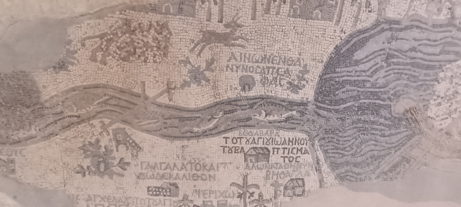 Carte en mosaïque sur un mur.