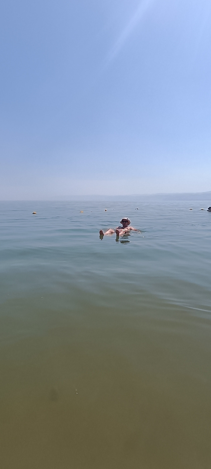 Personne flottant sur la mer Morte.