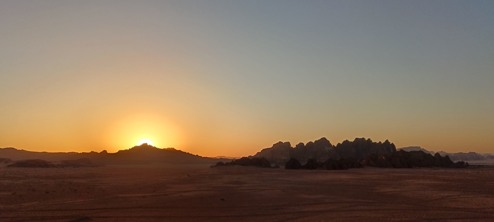 Coucher de soleil sur le paysage désertique.