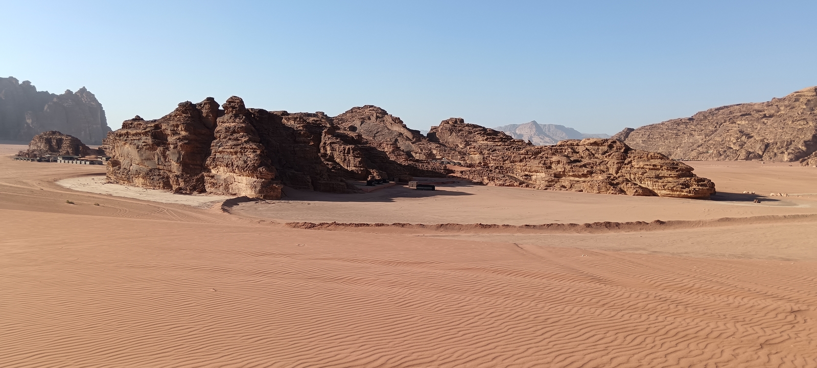 Paysage désertique avec formations rocheuses.