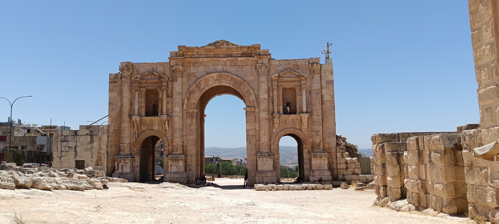 Ancien arc de pierre, similaire à l'architecture romaine.