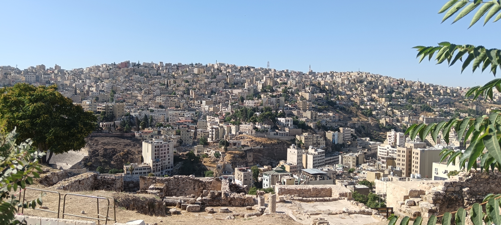 Paysage urbain d'Amman avec des bâtiments résidentiels sur les collines.