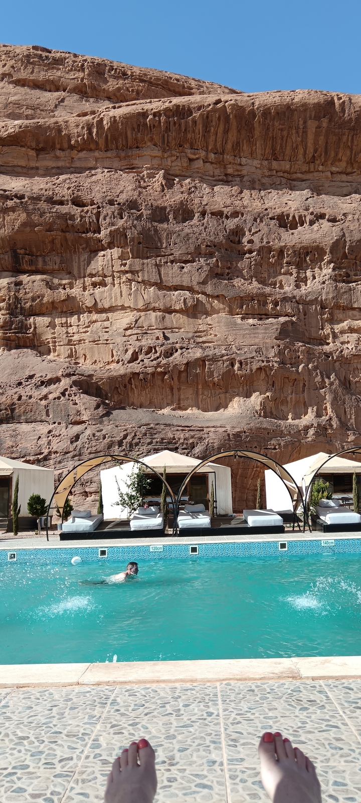 Tentes d'hébergement de luxe dans un cadre désertique.