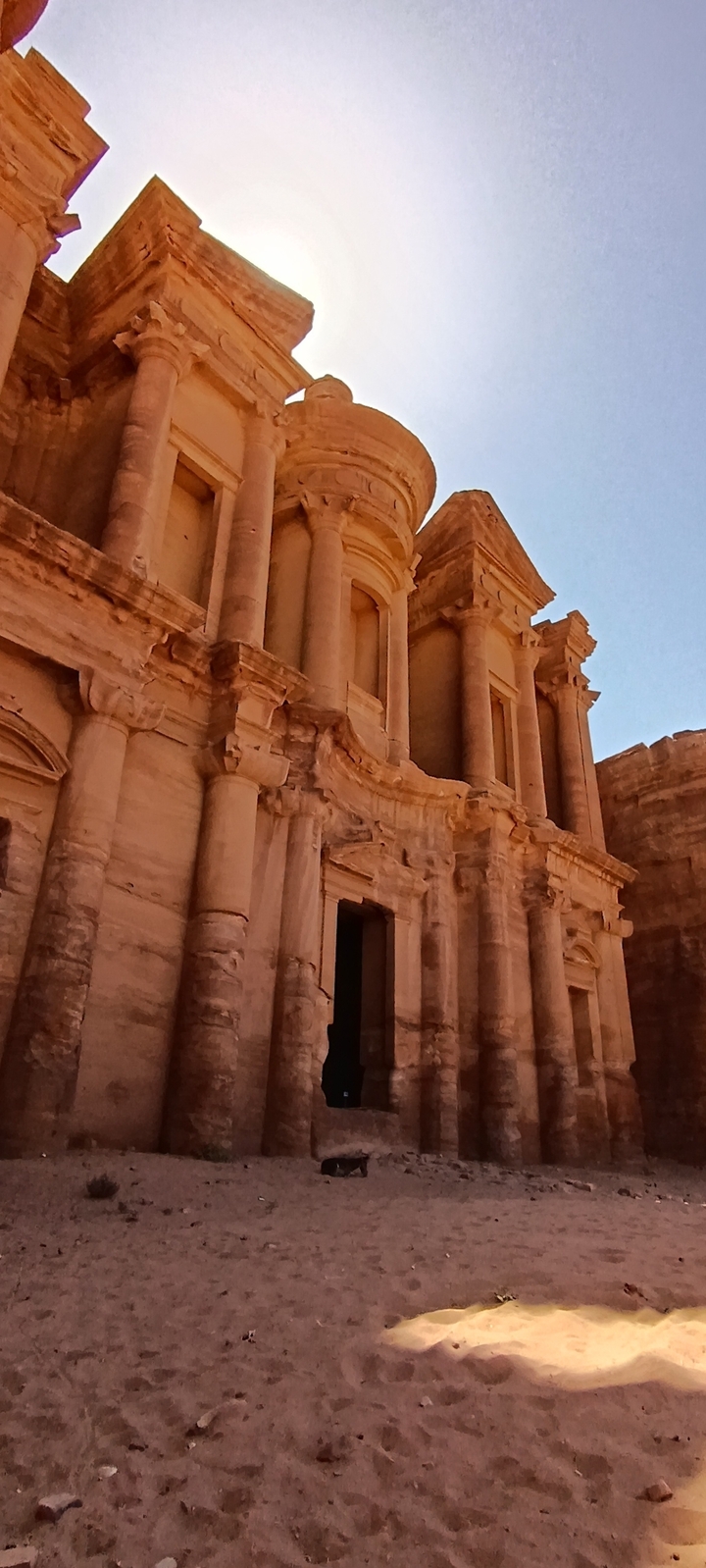 Gros plan d'un ancien bâtiment en pierre probablement à Pétra.
