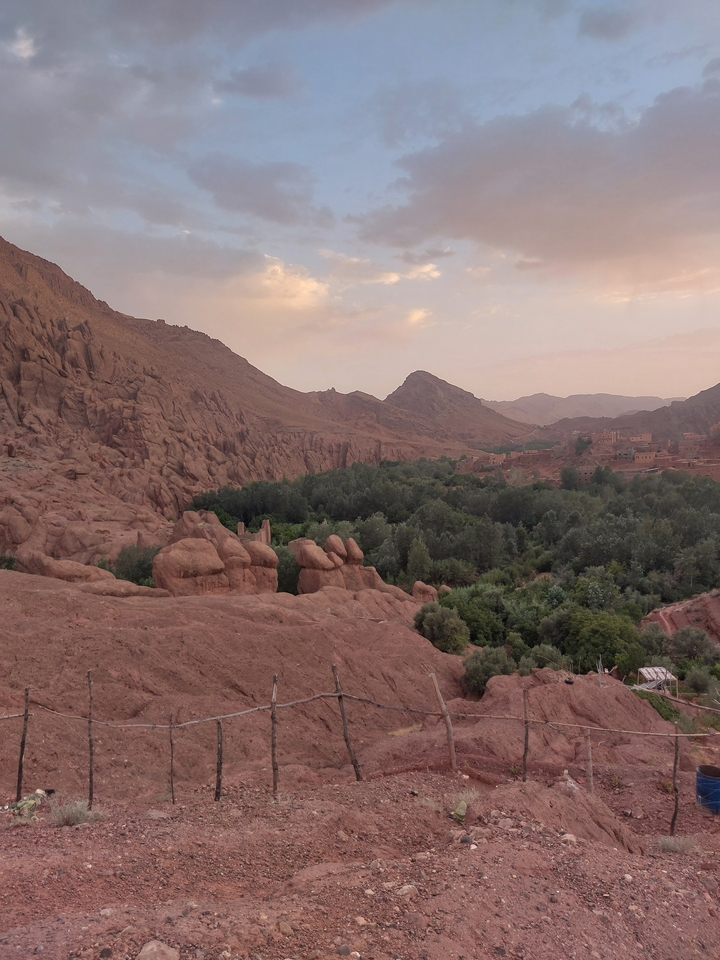Paysage montagneux avec des formations rocheuses et de la végétation verte.