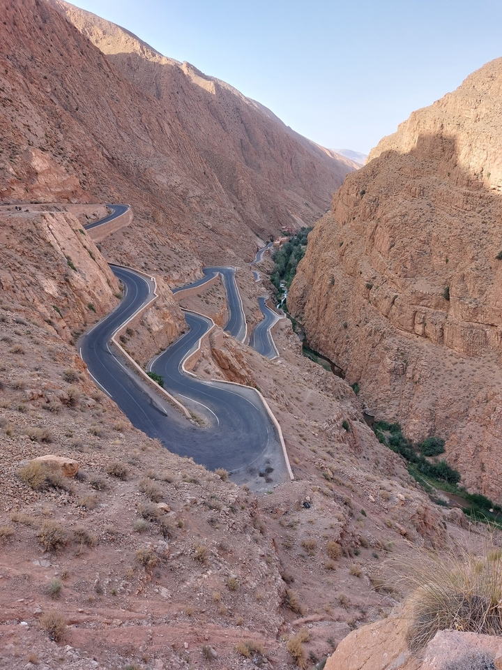 Une route de montagne sinueuse avec des virages serrés dans un terrain rocheux.