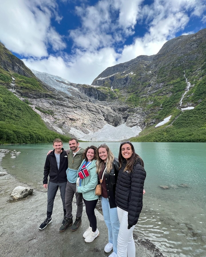 Groupe de personnes dans une zone pittoresque avec des montagnes