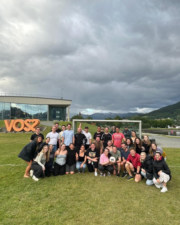 Grand groupe de personnes devant un bâtiment moderne