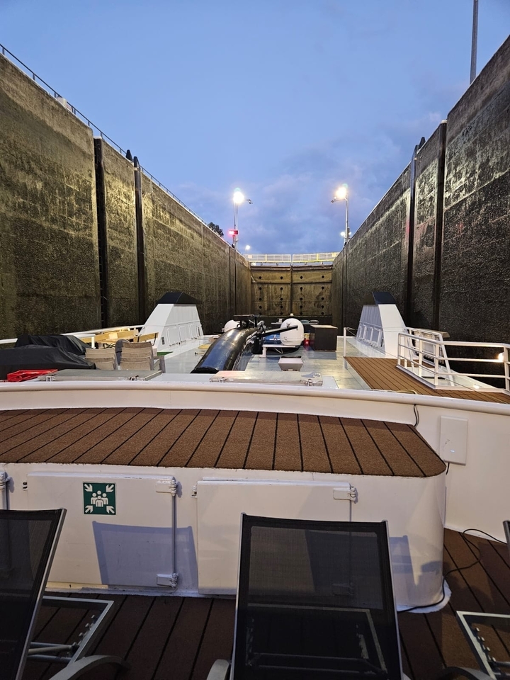 Bateau passant dans une écluse.