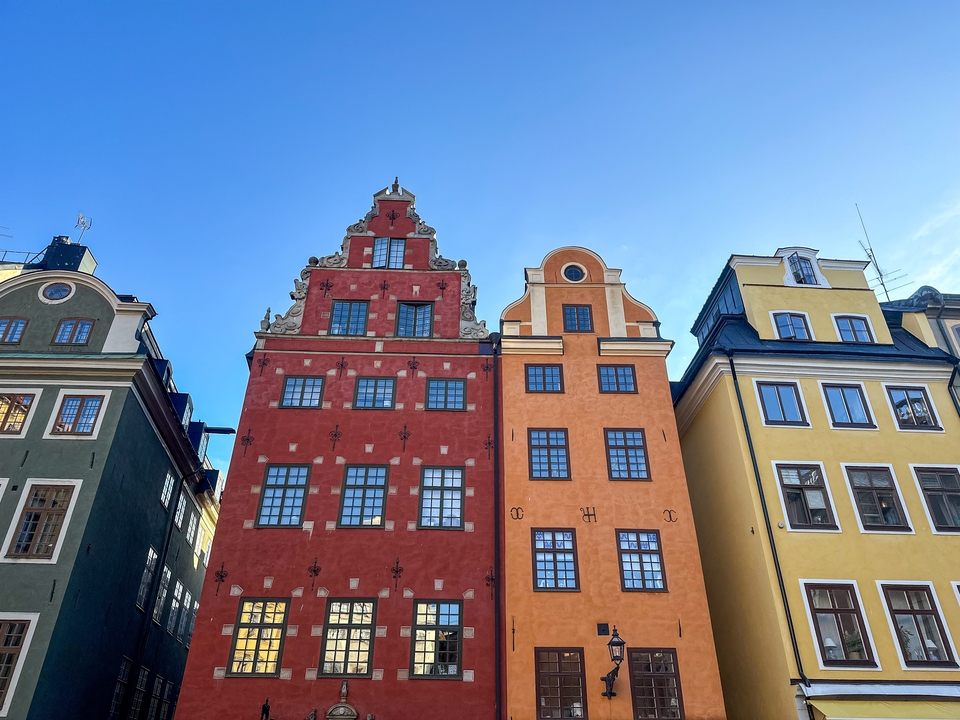 Bâtiments historiques colorés contre un ciel bleu.