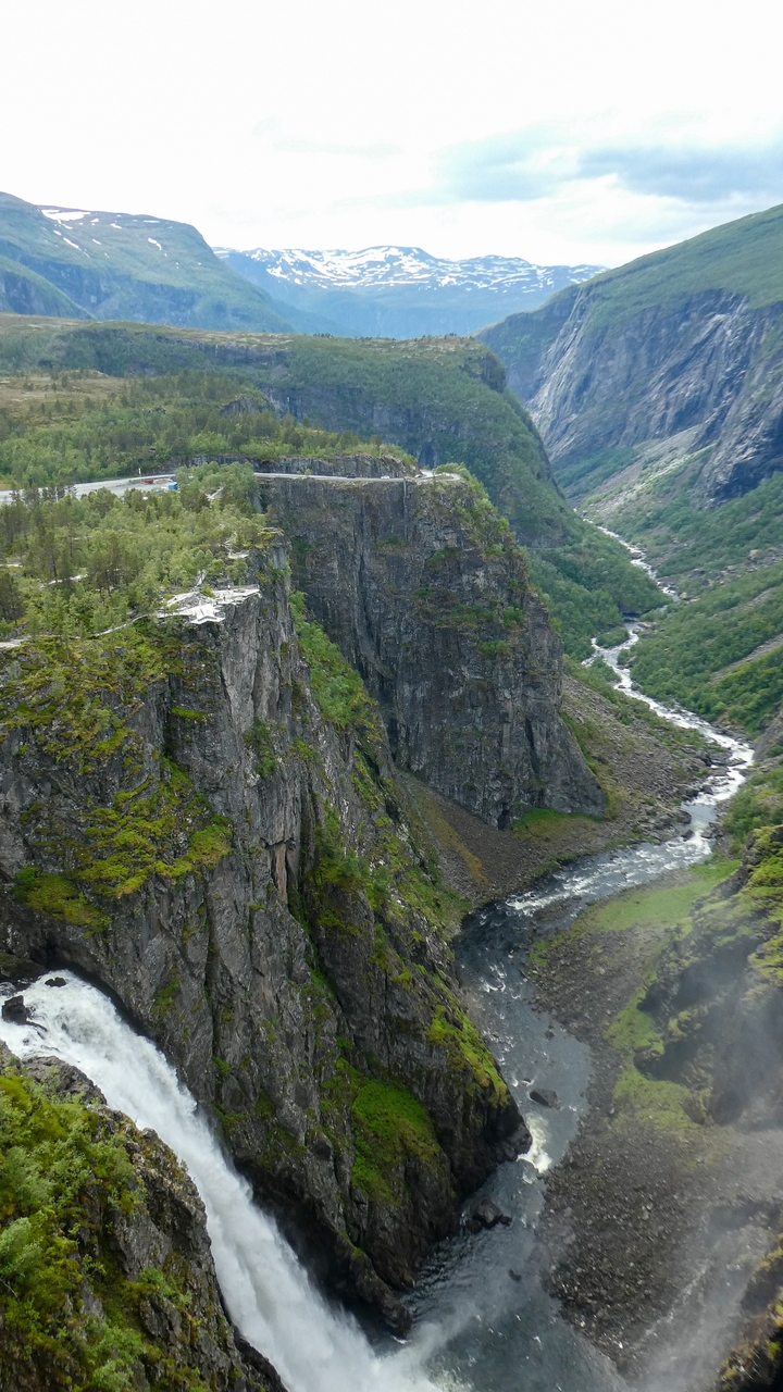 Vue aérienne d'une gorge profonde avec une rivière.
