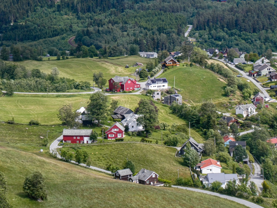 Vue aérienne d'une zone rurale avec des maisons dispersées.