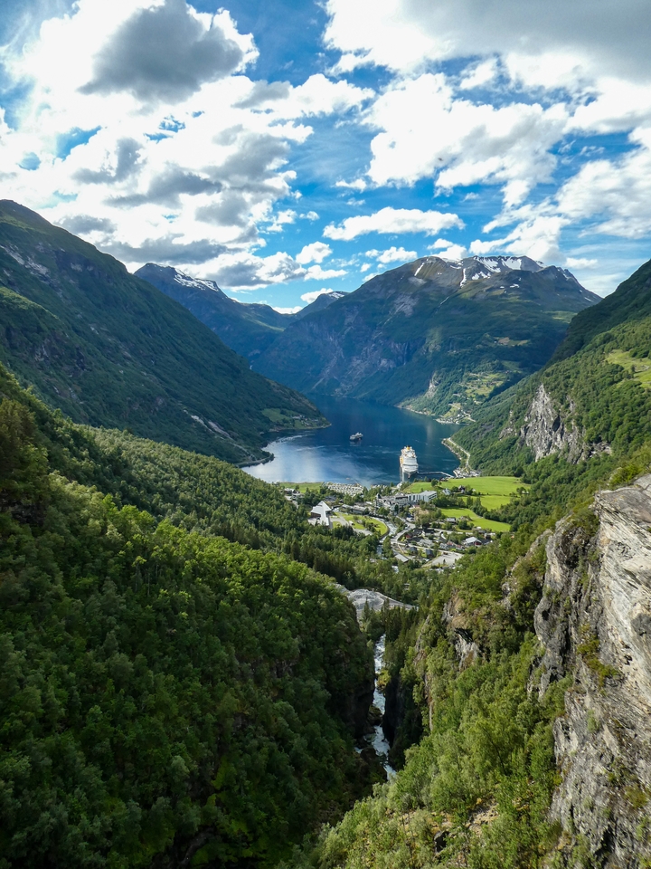 Vue panoramique d'un fjord avec un navire de croisière.