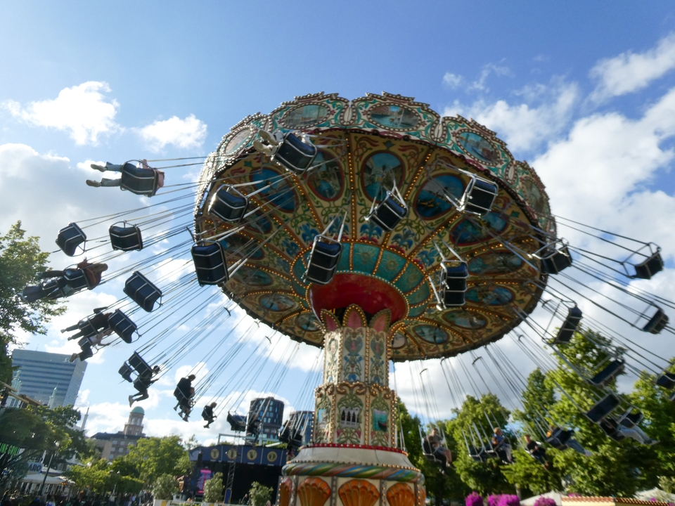Manège coloré avec des gens dessus.