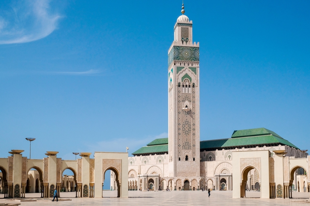Mosquée Hassan II avec un ciel bleu en arrière-plan.