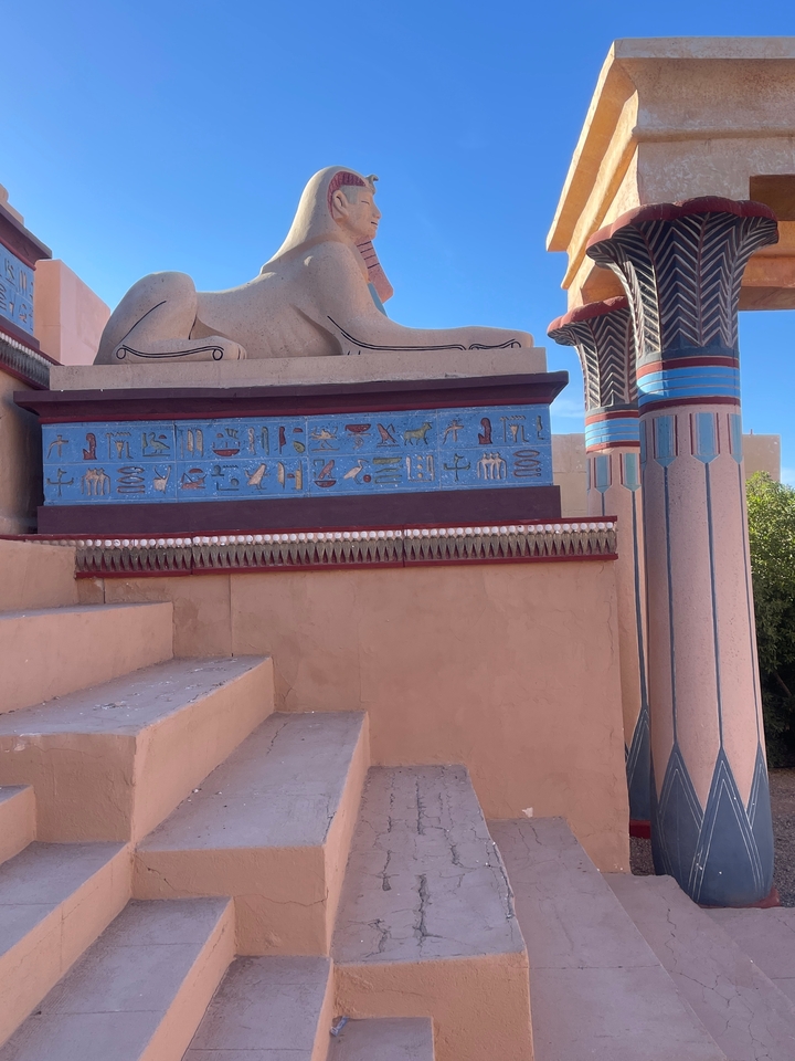 Façade décorative de bâtiment avec des motifs semblables à des hiéroglyphes.