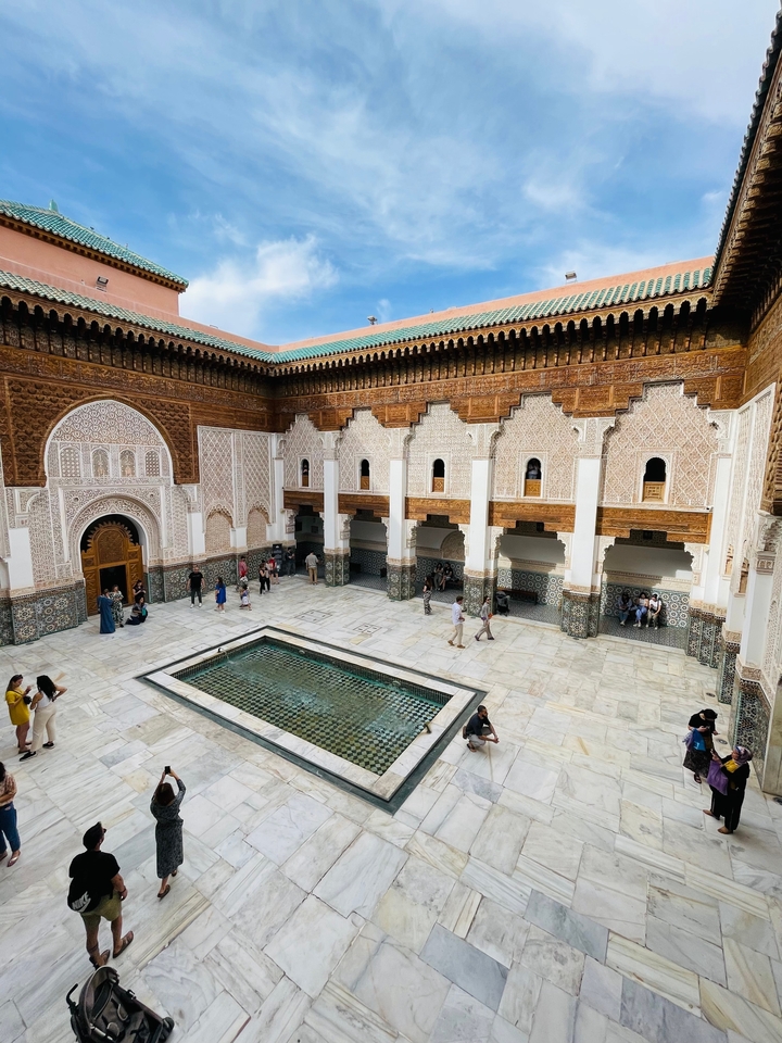 Cour ornée avec un carrelage complexe et des arches.
