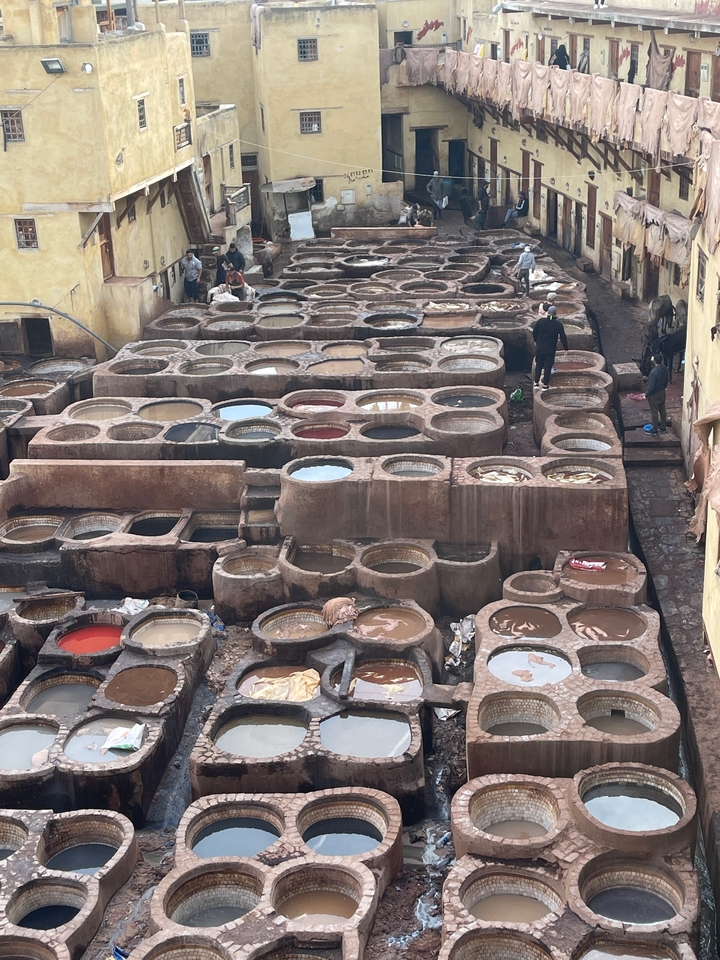 Tanneries traditionnelles de cuir avec des bassins de teinture colorés.