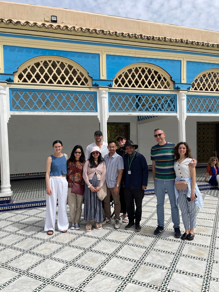 Photo de groupe dans un cadre de cour culturelle.