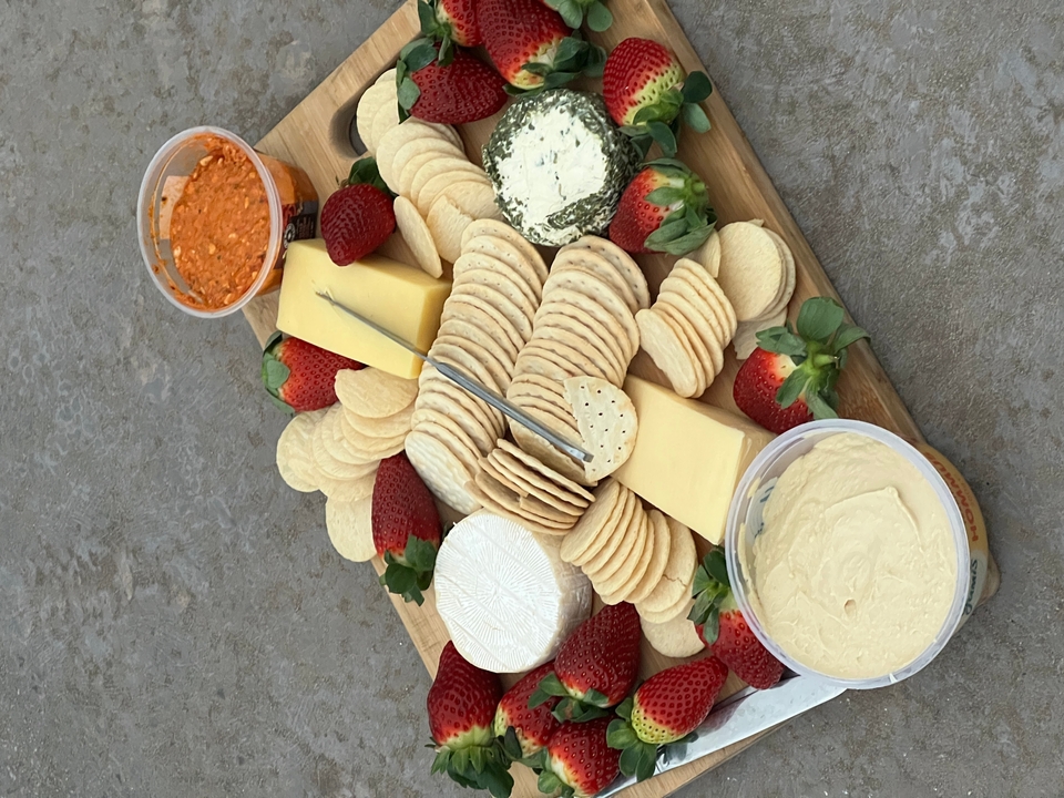 Fromages assortis et crackers sur un plateau.