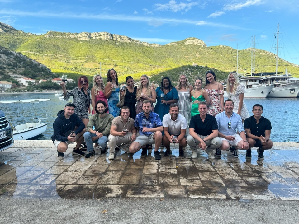 Groupe de jeunes voyageurs au bord de l'eau.