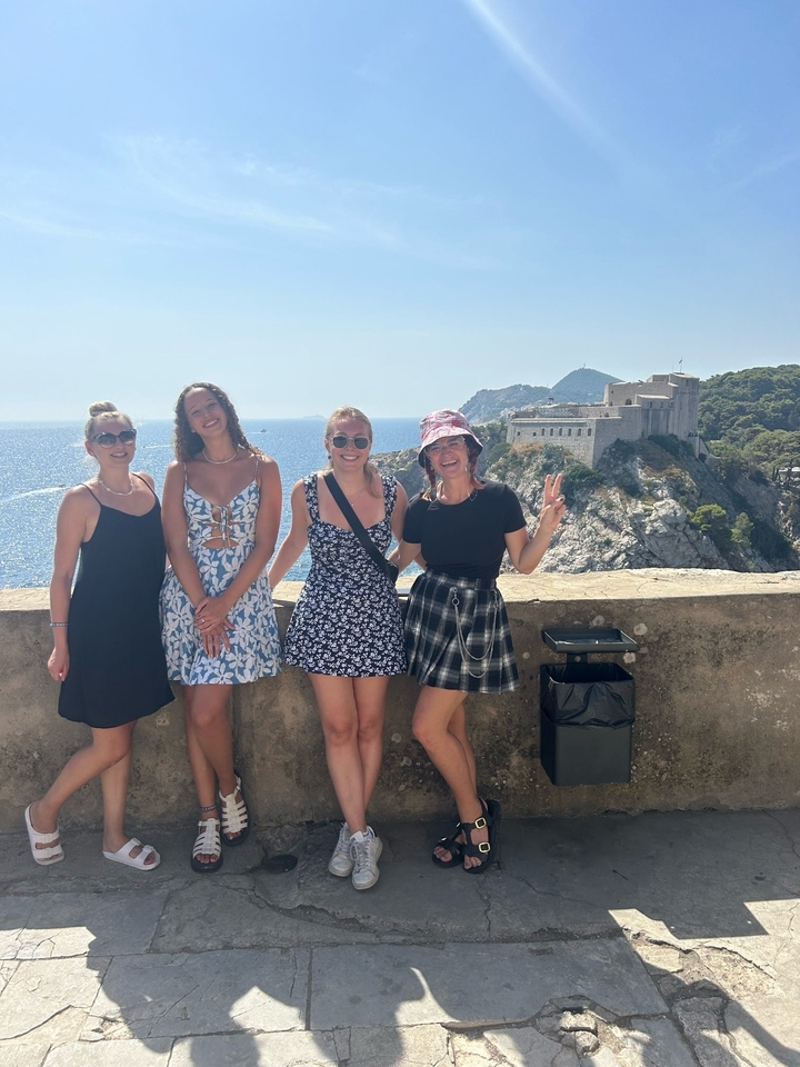 Groupe de femmes profitant de la vue sur Dubrovnik.