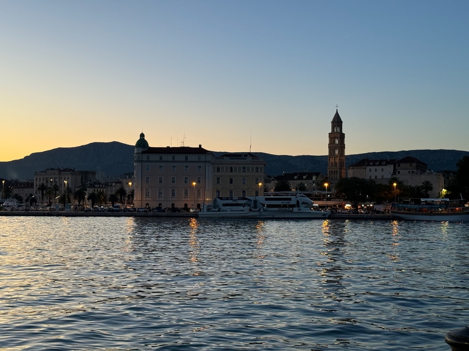 Vue du paysage urbain de Split et de l'eau pendant la soirée.