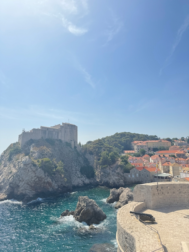 Vue de la vieille ville de Dubrovnik et de ses fortifications.