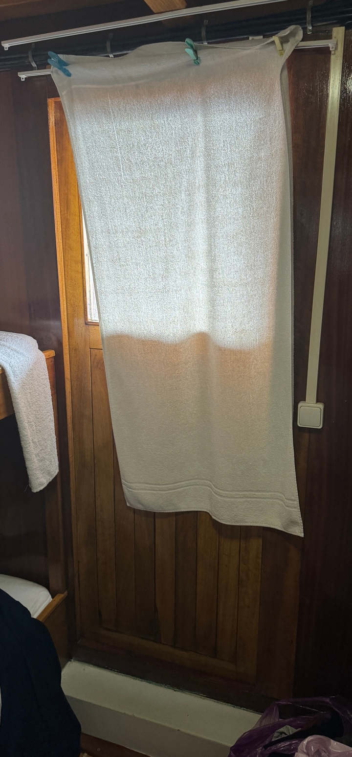 Serviette suspendue à un porte-serviettes dans une pièce.