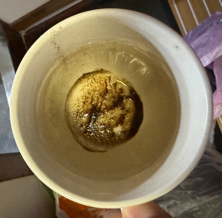 Tasse sale avec des résidus sur la surface intérieure.