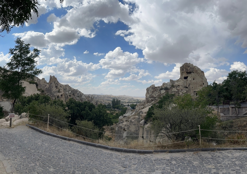 Vue panoramique d'un paysage rocheux avec un ciel dégagé et des nuages épars.