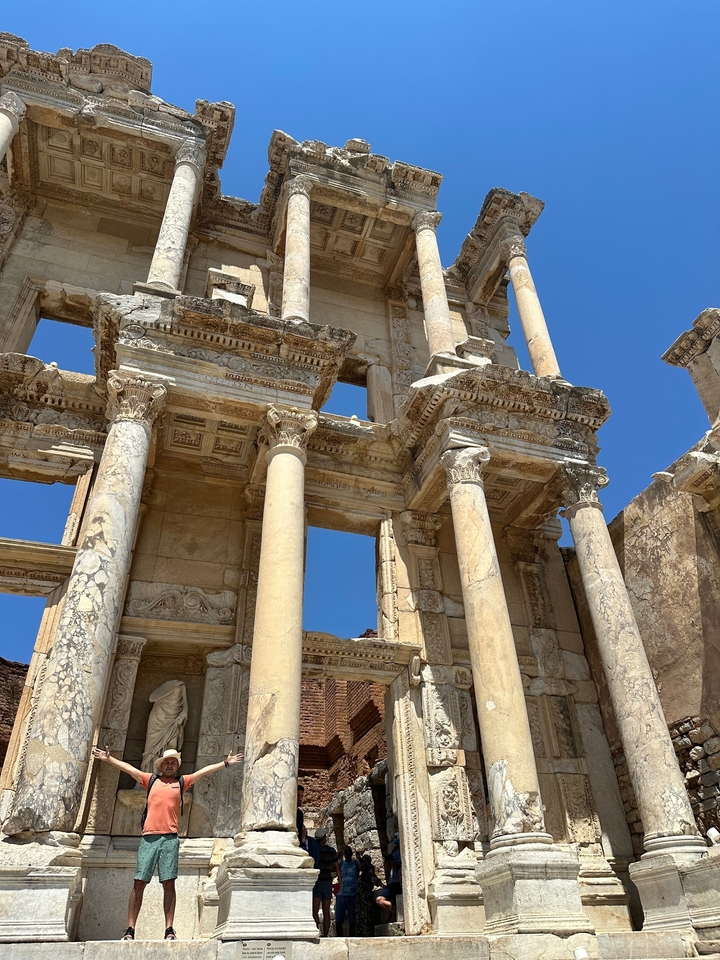 Ruines de style romain antique avec des colonnes et des sculptures détaillées
