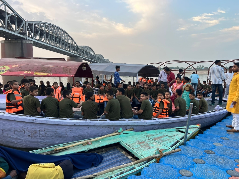 Groupe de personnes lors d'une promenade en bateau sur une rivière près d'un pont.